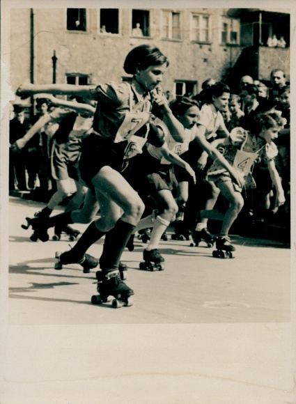 Photo Berlin Wilmersdorf, high-speed roller skating, May 20, 1952, 500m run start, Eberbacher Platz