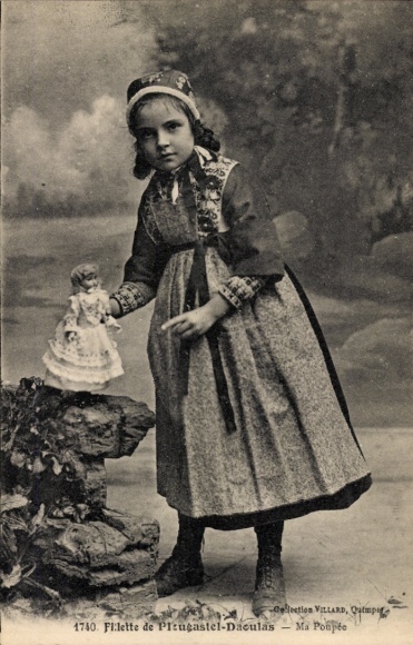 Postcard Plougastel Daoulas Finistère, girl in costume, doll
