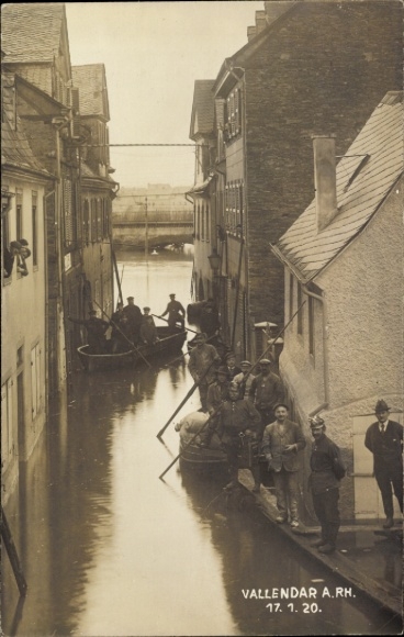 Photo Postcard Vallendar on the Rhine, flood 17 January 1920, street with footbridges and boat