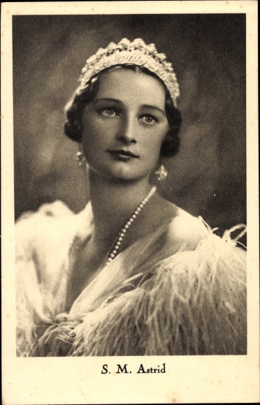 Postcard Astrid of Sweden, Queen of Belgium, portrait