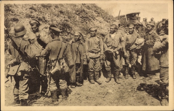Postcard The Breakthrough in Eastern Galicia, Russians captured at the Zlota Gora Heights are examined