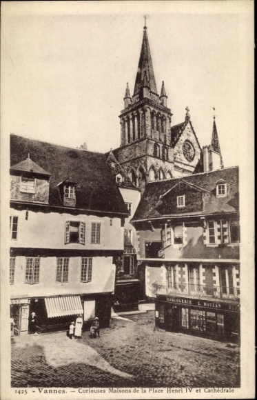 Postcard Vannes Morbihan, Curieuse Houses, Place Henri IV, Cathedral, Architecture