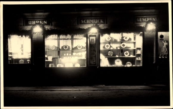 Photo Postcard Unknown place, watch and jewelry store, shop window at night