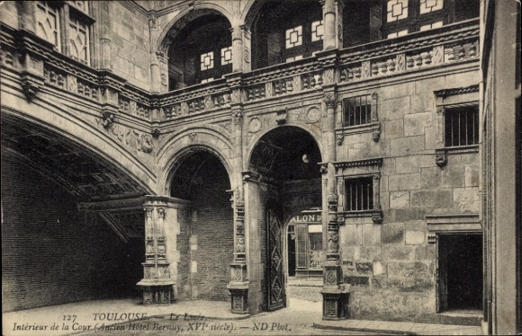 Ak Toulouse Haute Garonne,  Innenhof, ehemaliges Hotel Bernuy, 16. Jahrhundert