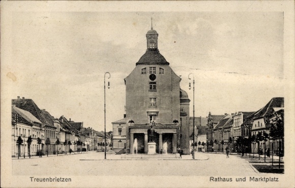 Postcard Treuenbrietzen in Brandenburg, town hall and market square