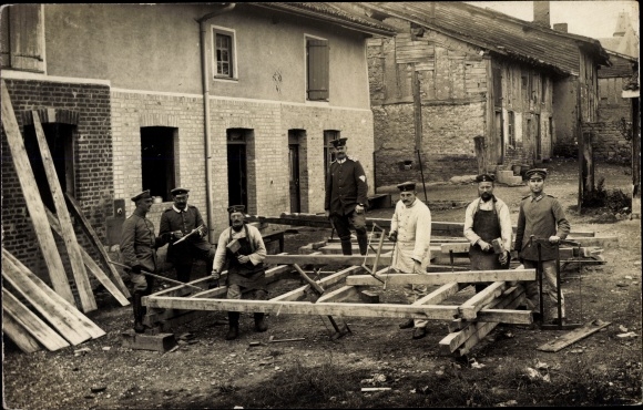 Photo Postcard German soldiers in uniform, carpentry tools, pioneer Gg. Klingenschmitt, France 1915