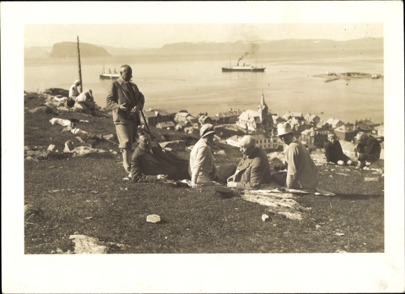 Photo Spitsbergen Svalbard Norway, group of hikers taking a break, view, steamer