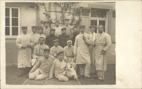 Foto Ak Gruppenbild am Lazarett, medizinisches Personal