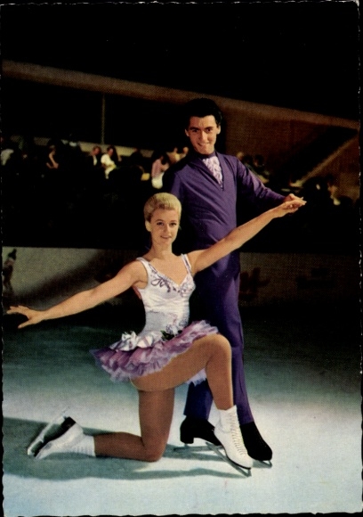 Postcard ice skating champion couple Marika Kilius and Hans Jürgen Bäumler