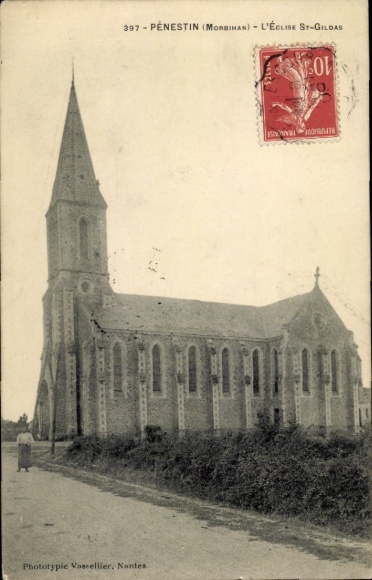 Postcard Pénestin Morbihan, Chapel of St-Gildas, black and white, photograph, female figure
