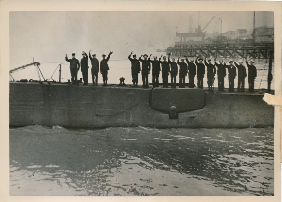 Foto Italienisches U-Boot, Feindfahrt, Besatzung erwidert Abschiedsgrüße