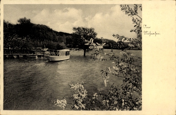Ak Möhnesee in Westfalen, Boot auf Wasser, baumbewachsene Ufer, Wolken am Himmel