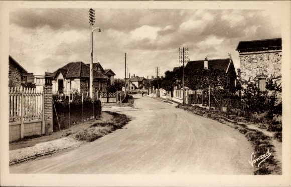 Ak Andrésy Yvelines, Straße mit Häusern, Baumreihen, Wolken am Himmel