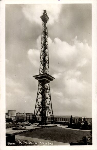Ak Berlin Charlottenburg Westend, Funkturm mit den Messehallen, Klinke B 356