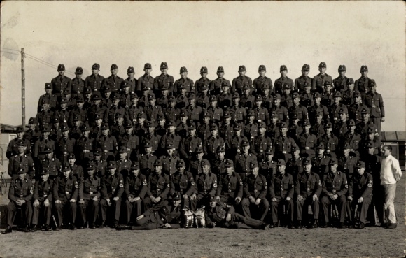 Foto Ak Wehrmachtssoldaten in Uniform, RAD, Gruppenbild