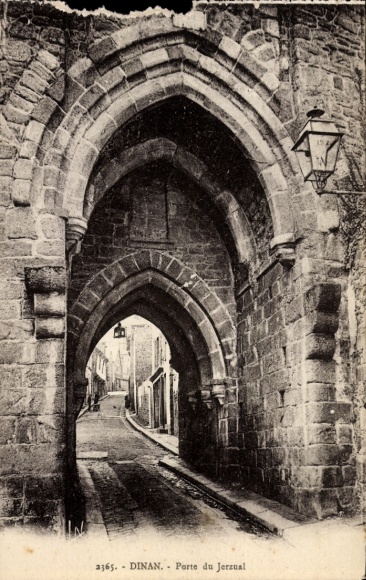 KP Dinan Côtes-d'Armor, Porte du Jerzual, architektura kamienna, wąska uliczka