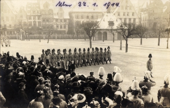 Photo Postcard Ulm on the Danube, German soldiers in uniform, company at a parade