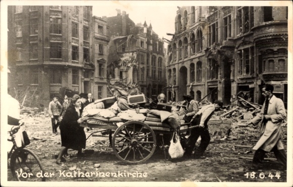 Foto Ak Hamburg Mitte Altstadt, Vor der Katharinenkirche, Gebäuderuinen, Kriegszerstörung 1944