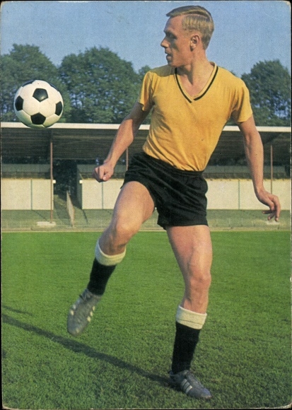 Postcard soccer player Siegfried Held with soccer ball, Borussia Dortmund, Aral collection picture