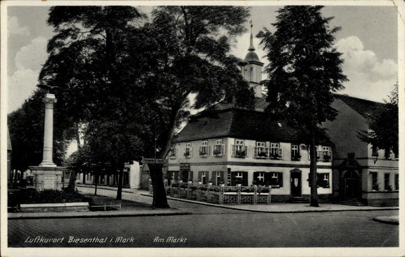 Postcard Biesenthal in der Mark, Am Markt, war memorial