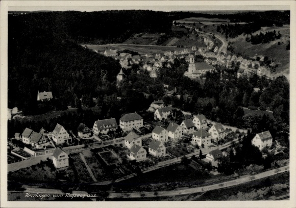 Ak Herrlingen Blaustein in Württemberg, Luftaufnahme von  Häuseransichten, Grünanlagen, Kirchenge