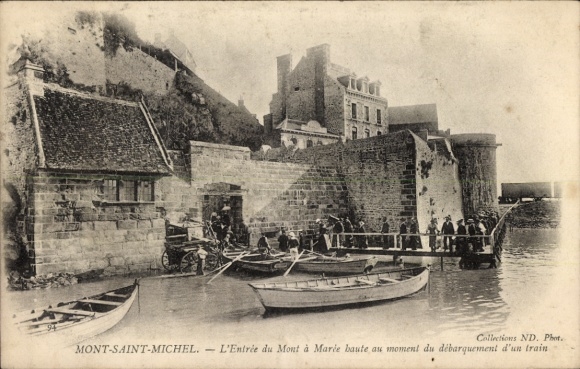 CPA Mont Saint Michel Manche, Entrée du Mont à Marie baute au moment du débarquement d'un train