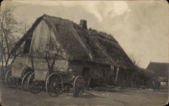 Photo Postcard residential house, farm, wagons, yard