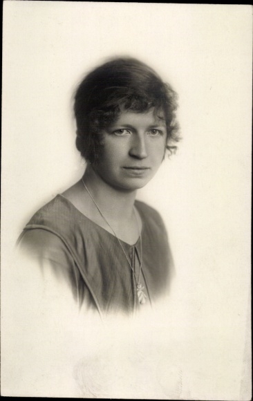 Photo Postcard woman portrait, hairstyle, curly hair