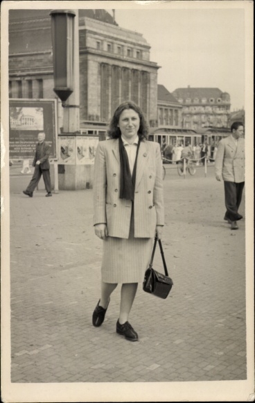 Photo Dresden Neustadt, woman with handbag, train station