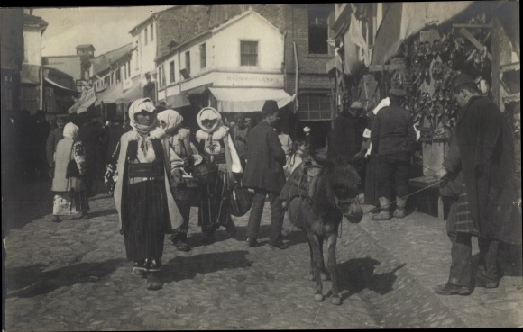 Photo Postcard Prilep Macedonia, street scene, women in traditional costumes, donkeys