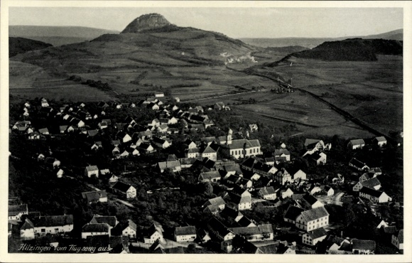 Ak Hilzingen im Hegau, Luftaufnahme von  Ländliche Landschaft, Häuseransicht