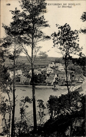 KP Morlaix Finistère, krajobraz z drzewami, domami, wodą, łodziami, okolice Morlaix