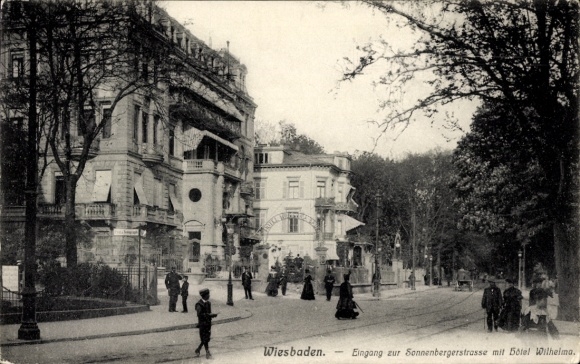 Ak Sonnenberg Wiesbaden in Hessen, Eingang zur Sonnenbergerstraße, Hotel Wilhelma, Menschen, Bäum