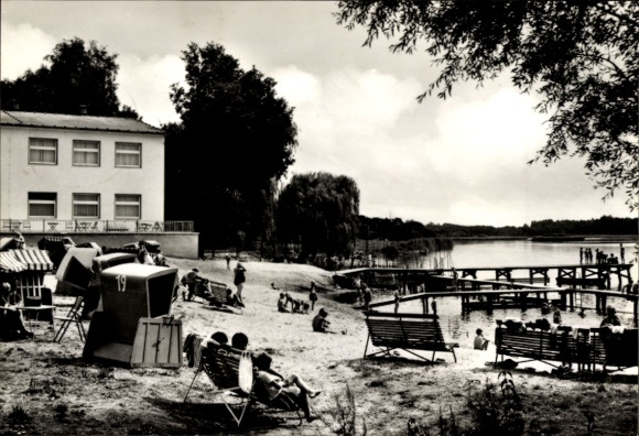 KP Löcknitz w Pomorzu Przednim, widok na plażę, kąpielisko, ludzie przy wodzie, piaszczysta plaża, drzewa