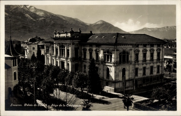 KP Locarno Kanton Ticino Szwajcaria, Palais de J, budynek, góry w tle