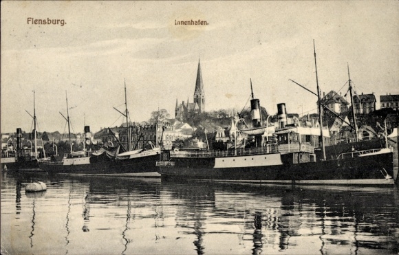 Ak Flensburg in Schleswig Holstein, Schiffe, Flensburgs Innenhafen, Kirchturm, Hafenansicht