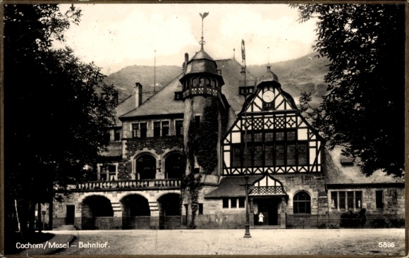 Ak Cochem an der Mosel, Bahnhof, Fachwerkhaus