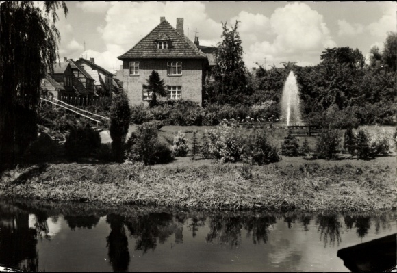 Postcard Neustadt Glewe in Mecklenburg, house, water fountain, garden