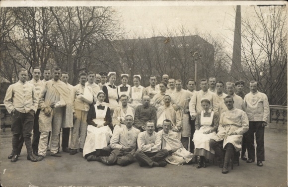 Foto Ak Aachen, Reserve-Lazarett IV Abt. Burtscheider Kurhaus, verwundete Soldaten, Krankenschwester