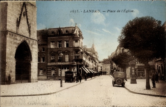 Postcard Landau in der Pfalz, view of the church square, Place de l'Église, entrance, car