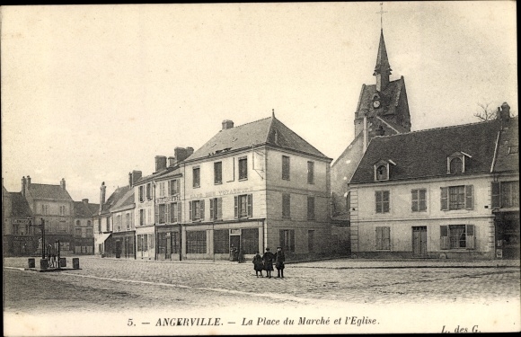 Ak Angerville Essonne, Place du Marché et l'Eglise, clocher, Café des Voyageurs, Horlogerie