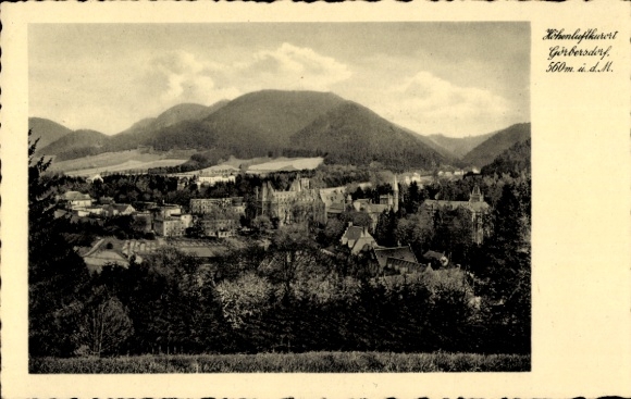 Ak Görbersdorf Oederan Sachsen, Blick auf den Ort Görbersdorf im Tal, umgeben von bewaldeten B...