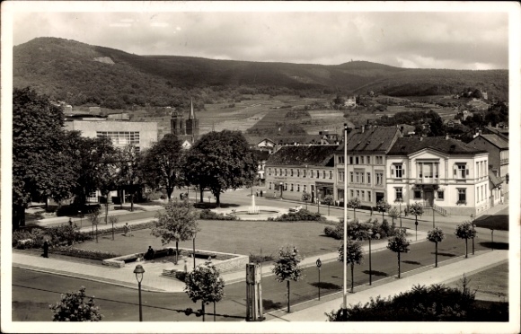 Ak Neustadt an der Weinstraße, Blick auf Neustadt, Bäume, Gebäude, Landschaft im Hintergrund