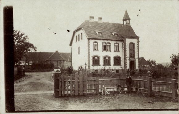 Foto Ak Großrhüden Rhüden Seesen am Harz, Neue Schule, Mann mit Hunden