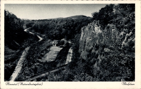 Ak Menden in het Sauerland, Hönnetal met oehoe-rotsen, spoorlijn