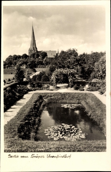 Ak Sörup Sleeswijk-Holstein, vijver op de erebegraafplaats, kerk