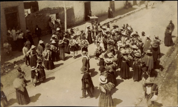 Photo Chile, street party, pageant, girls in festive costume, around 1920