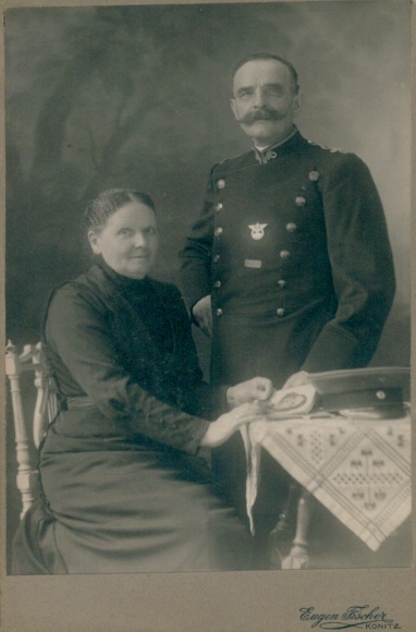 Kabinett Foto Könitz Unterwellenborn in Thüringen, Mann in Uniform mit Frau, Eisenbahner ?