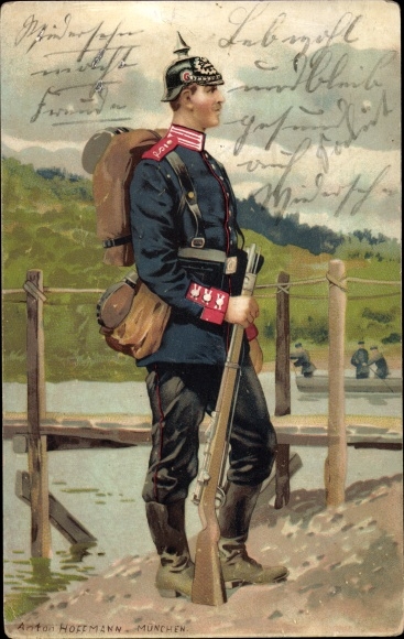 Kunstenaar litho Hoffmann, A., Duitse soldaat, infanterie, geweer, rugzak, punthelm