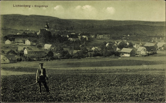Ak Lichtenberg Erzgebirge, Totale vom Ort, Bauer auf dem Feld